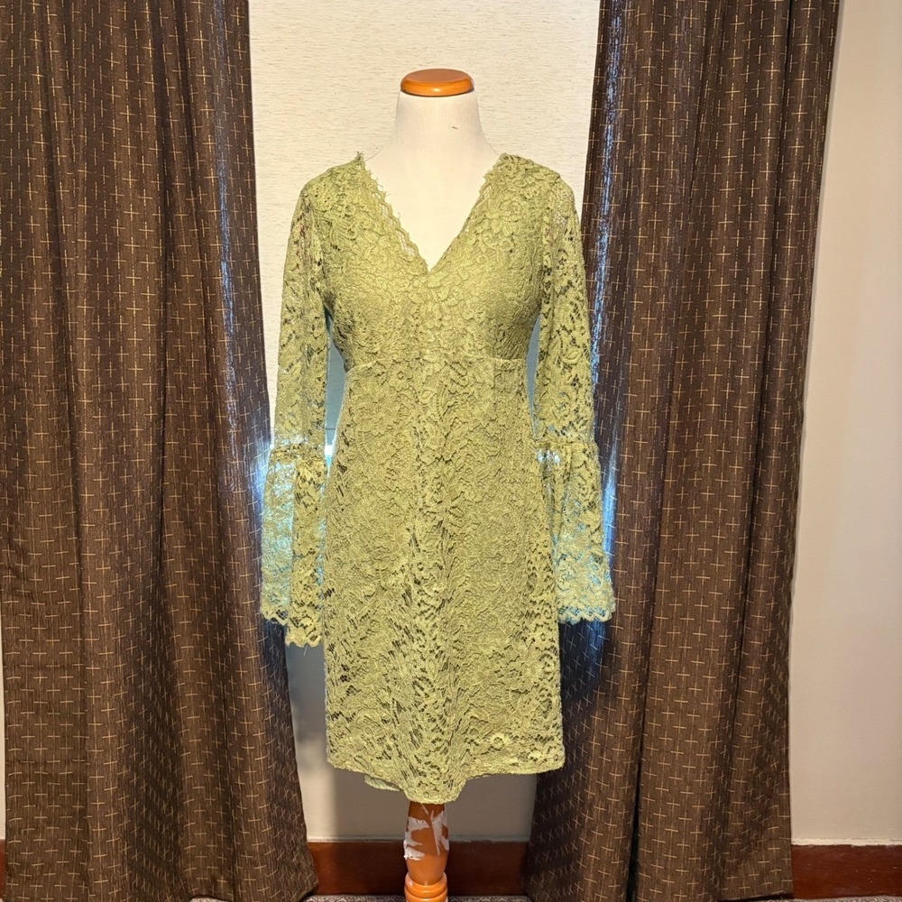 Betsey Johnson Lace Dress V Neck Bell Sleeve Green Party Cocktail Size 2 - Picture 2 of 9